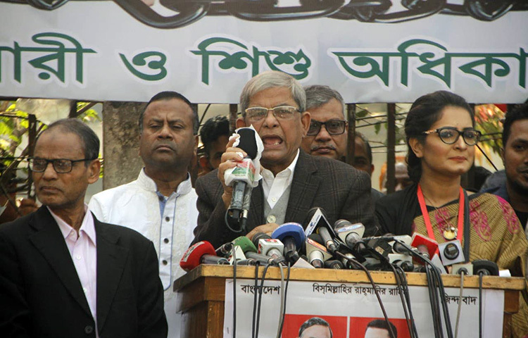 আজ সকালে জাতীয় প্রেস ক্লাবে সামনে এক মানব-সমাবেশে বক্তব্য রাখেন বিএনপির মাহাসচিব মির্জা ফখরুল ইসলাম আলমগীর। বিএনপি চেয়ারপারসন খালেদা জিয়ার নিঃশর্ত মুক্তি ও বিদেশে উন্নত চিকিৎসার দাবিতে এ সমাবেশের আয়োজন করে নারী ও শিশু অধিকার ফোরাম। ছবি: জাগো নিউজ