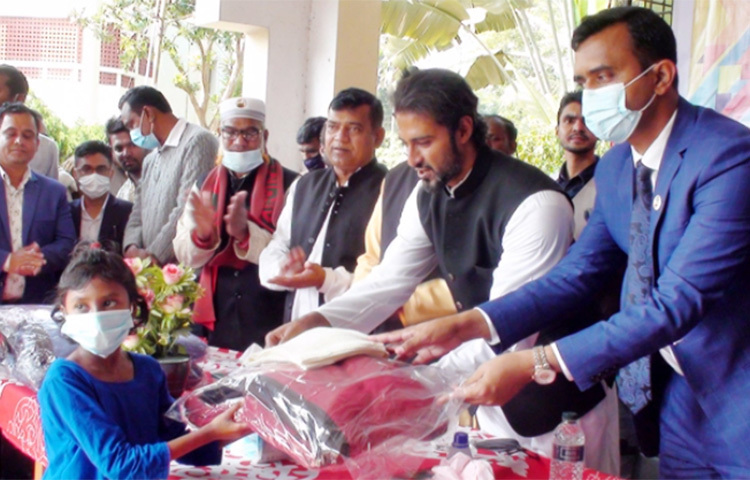 জাতির পিতা বঙ্গবন্ধু শেখ মুজিবুর রহমানের স্বদেশ প্রত্যাবর্তন দিবস উপলক্ষে গোপালগঞ্জের টুঙ্গিপাড়ায় শেখ রাসেল দুস্থ শিশু পুনর্বাসন ও প্রশিক্ষণ কেন্দ্রর ৪০০ শিশুকে শীতবস্ত্র দেওয়া হয়েছে। আজ শিশুদের হাতে শীতবস্ত্র তুলে দেন বাগেরহাট-২ আসনের সংসদ সদস্য শেখ সারহান নাসের তন্ময়। ছবি: মেহেদী হাসান