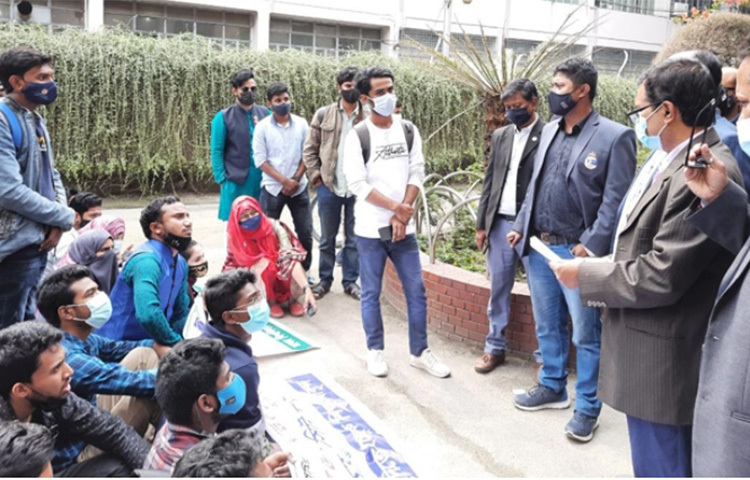 ঢাকা বিশ্ববিদ্যালয়ে (ঢাবি) দ্বিতীয়বার ভর্তি পরীক্ষার সুযোগের দাবিতে বিক্ষোভ মিছিল ও অবস্থান কর্মসূচি পালন করছেন ২০২০ সালে উত্তীর্ণ এইচএসসি পরীক্ষার্থীরা। পূর্বঘোষিত কর্মসূচি অনুযায়ী আজ বিশ্ববিদ্যালয়ের রাজু ভাস্কর্যে অবস্থান নেন শিক্ষার্থীরা। ছবি: মাহবুব আলম