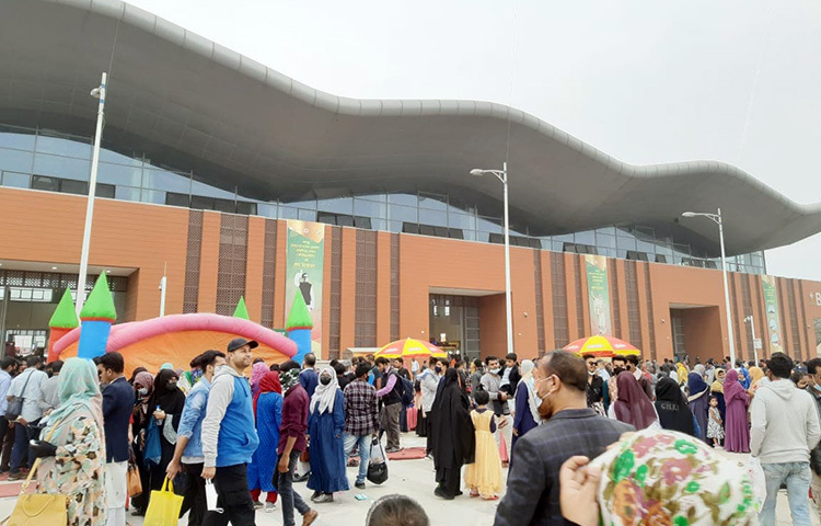 সাপ্তাহিক ছুটির দিন উপলক্ষে রাজধানীর পূর্বাচলে বাণিজ্যমেলায় দেখা গেছে ক্রেতা-দর্শনার্থীদের ভিড়। একই সঙ্গে কঠোরভাবে মেলায় মানা হচ্ছে স্বাস্থ্যবিধি। আজ মেলায় দেখা গেছে, সেখানে গেইটে স্বাস্থ্যবিধি মেনে চলার জন্য বলা হচ্ছে। যারা মাস্ক পরেননি তাদের দেওয়া হচ্ছে মাস্ক। ছবি: জাগো নিউজ