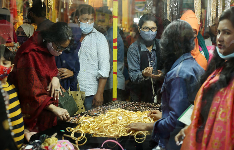 আজ দুপুরে পূর্বাচলে বাণিজ্যমেলায় দেখা যায়, শিশু-কিশোর, তরুণ-তরুণীসহ নানা বয়সী মানুষ মেলায় এসেছেন। কেউ এসেছেন বন্ধু বা পরিবার নিয়ে। তারা ঘুরে দেখছেন বিভিন্ন স্টল। ছবি: জাগো নিউজ