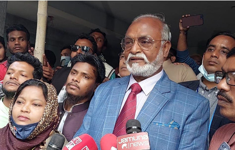 নির্বাচনের বিভিন্ন দিক নিয়ে গণমাধ্যমের মুখোমুখী হন স্বতন্ত্র প্রার্থী অ্যাডভোকেট তৈমূর আলম খন্দকার। ছবি: মাহবুব আলম