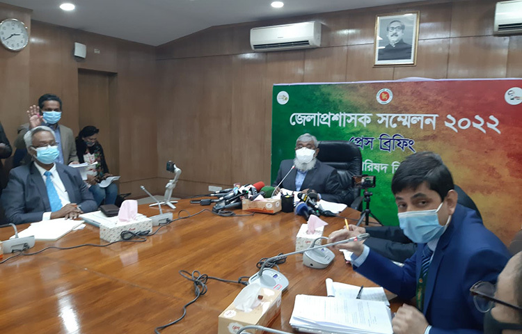 জেলা প্রশাসক সম্মেলন উপলক্ষে করা করোনা পরীক্ষায় দুই বিভাগীয় কমিশনার ও পাঁচ জেলা প্রশাসকের করোনা শনাক্ত হয়েছে বলে জানিয়েছেন মন্ত্রিপরিষদ সচিব খন্দকার আনোয়ারুল ইসলাম। ‘জেলা প্রশাসক সম্মেলন-২০২২’ উপলক্ষে আজ সচিবালয়ে আয়োজিত সংবাদ সম্মেলনে মন্ত্রিপরিষদ সচিব এ কথা বলেন। ছবি: জাগো নিউজ