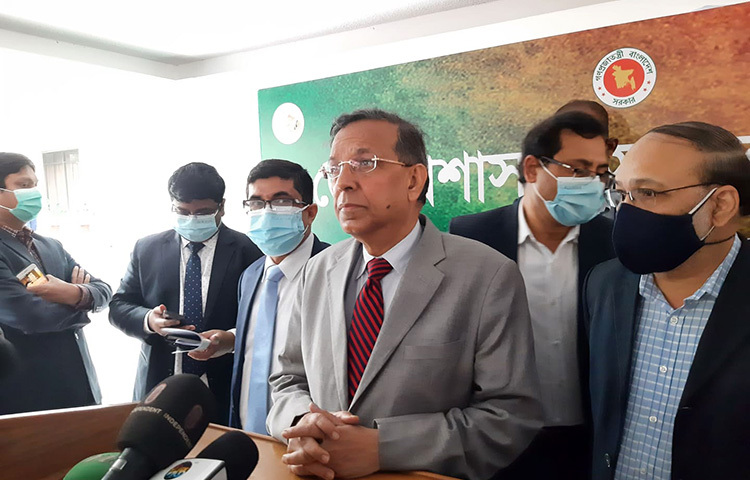 অপব্যবহার রোধে প্রয়োজনে ডিজিটাল নিরাপত্তা আইন সংশোধন করা হবে বলে জানিয়েছেন আইন, বিচার ও সংসদ বিষয়ক মন্ত্রী আনিসুল হক। আজ রাজধানীর ওসমানী স্মৃতি মিলনায়তনে জেলা প্রশাসক (ডিসি) সম্মেলনের তৃতীয় ও শেষ দিনের ষষ্ঠ অধিবেশন শেষে মন্ত্রী সাংবাদিকদের এ কথা জানান। ছবি: মাহবুব আলম