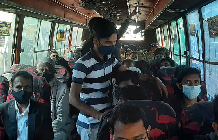 দেশে হু হু করে বাড়ছে করোনার সংক্রমণ। স্বাস্থ্যবিধি মেনে গণপরিবহন চলার কথা থাকলেও মানা হচ্ছে না। অতিরিক্ত যাত্রী নিয়ে চলছে গণপরিবহন। ছবি: বিপ্লব দিক্ষিৎ