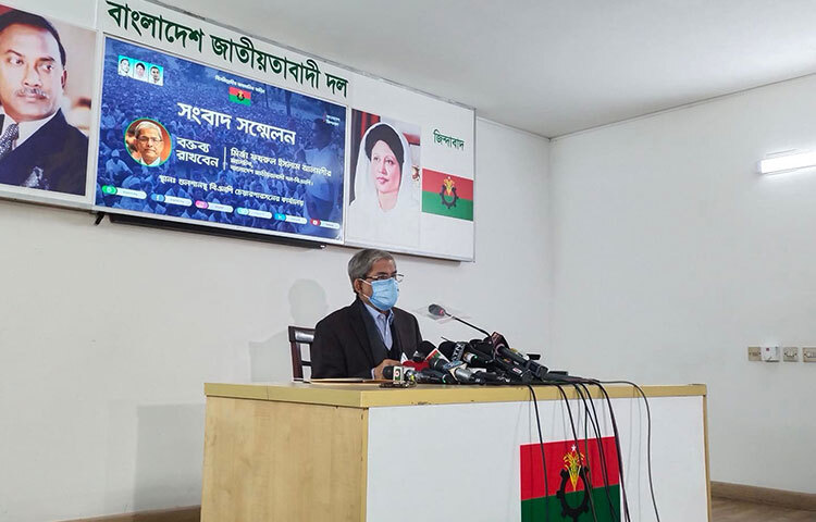 বিএনপি দেশের ক্ষতি করতে বিদেশে লবিস্ট নিয়োগ করেছে বলে পররাষ্ট্রমন্ত্রী ড. এ কে আব্দুল মোমেন যে বক্তব্য দিয়েছেন, তা ‘অসত্য’ বলে দাবি করেছেন দলটির মহাসচিব মির্জা ফখরুল ইসলাম আলমগীর। আজ বিকেলে রাজধানীর গুলশানে বিএনপি চেয়ারপারসনের রাজনৈতিক কার্যালয়ে আয়োজিত সংবাদ সম্মেলনে মির্জা ফখরুল এসব কথা বলেন। ছবি: জাগো নিউজ