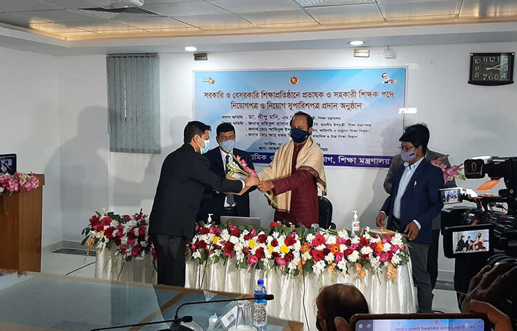 ডিজিটাল পদ্ধতিতে সারাদেশে সরকারি-বেসরকারি শিক্ষাপ্রতিষ্ঠানে ৩৬ হাজার শিক্ষক নিয়োগপত্র পেয়েছেন। শিক্ষামন্ত্রী ডা. দীপু মনি ভার্চুয়ালি প্রধান অতিথি হিসেবে উপস্থিত থেকে তাদের হাতে নিয়োগপত্র তুলে দিয়েছেন। আজ রাজধানীর আন্তর্জাতিক মাতৃভাষা ইনস্টিটিউটে এক অনুষ্ঠানের মাধ্যমে তাদের নিয়োগপত্র দেওয়া হয়েছে। ছবি: মাহবুব আলম