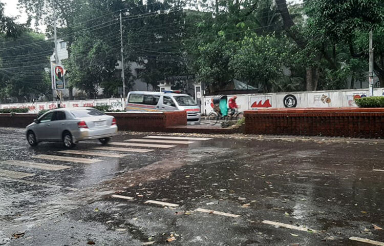 আজ সকাল থেকেই ঢাকার আকাশ মেঘলা ছিল। বেলা গড়াতেই শুরু হয় বৃষ্টি। রাজধানীর ধানমন্ডি, ফার্মগেটসহ বিভিন্ন এলাকায় হালকা থেকে মাঝারি বৃষ্টি হয়। ছবি: মাহববু আলম