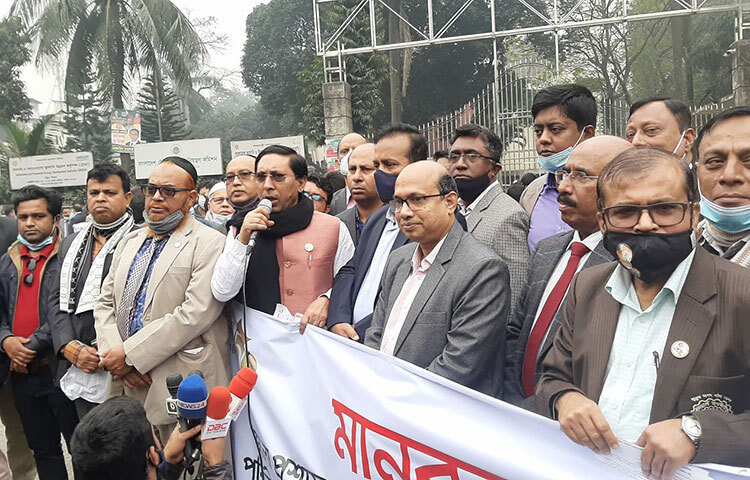 জেলা প্রশাসকদের (ডিসি) শতভাগ প্রকল্পের পরিবীক্ষণ ও মূল্যায়নের দায়িত্ব প্রদান সম্পর্কিত জনপ্রশাসন মন্ত্রণালয়ের আদেশ অবিলম্বে বাতিলের দাবিতে মানবন্ধন করেছেন প্রকৌশলীরা। আজ রাজধানীর রমনার ইঞ্জিনিয়ার্স ইনস্টিটিউশন, বাংলাদেশের (আইইবি) সামনে মানববন্ধনে এ দাবি জানানো হয়। ছবি: মাহবুব আলম