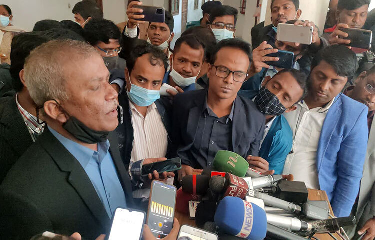 প্রধান নির্বাচন কমিশনার ও নির্বাচন কমিশনার নিয়োগে রাষ্ট্রপতি গঠিত সার্চ কমিটির সঙ্গে বিএনপির বৈঠকে বসা উচিত বলে মন্তব্য করেছেন গণস্বাস্থ্য কেন্দ্রের প্রতিষ্ঠাতা ও ট্রাস্টি ডা. জাফরুল্লাহ চৌধুরী। আজ সুপ্রিম কোর্টের সেমিনার কক্ষে সার্চ কমিটির সঙ্গে বৈঠক শেষে বেরিয়ে সাংবাদিকদের এসব কথা বলেন তিনি। ছবি: জাগো নিউজ