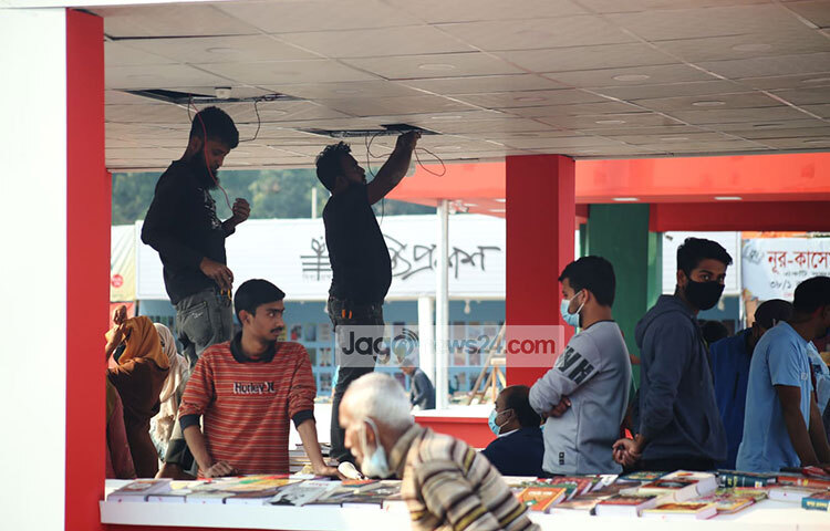 বইমেলা আজ শুরু হয়ে কিন্তু এখনও অনেক স্টল পুরোপুরি সাজানো হয়নি। ছবি: মাহবুব আলম