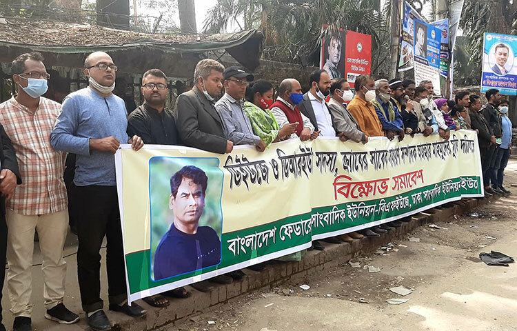 আজ ঢাকা সাংবাদিক ইউনিয়ন (ডিইউজে), ঢাকা রিপোর্টার্স ইউনিটির (ডিআরইউ) সদস্য ও বাংলাদেশ ক্রাইম রিপোর্টার্স অ্যাসোসিয়েশনের (ক্র্যাব) সাবেক সাধারণ সম্পাদক আজহার মাহমুদের মুক্তির দাবিতে আয়োজিত বিক্ষোভ সমাবেশে তারা এসব কথা বলেন। জাতীয় প্রেস ক্লাবের সামনে এ সমাবেশের আয়োজন কর হয়। ছবি: বিপ্লব দিক্ষিৎ