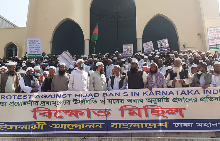 নিত্যপ্রয়োজনীয় দ্রব্যমূল্যের ঊর্ধ্বগতির প্রতিবাদ জানিয়ে আজ জুমার নামাজের পর বায়তুল মোকাররম জাতীয় মসজিদের উত্তর গেটে আয়োজিত বিক্ষোভ সমাবেশ করেছে ইসলামী আন্দোলন বাংলাদেশের। ছবি: বিপ্লব দিক্ষিৎ