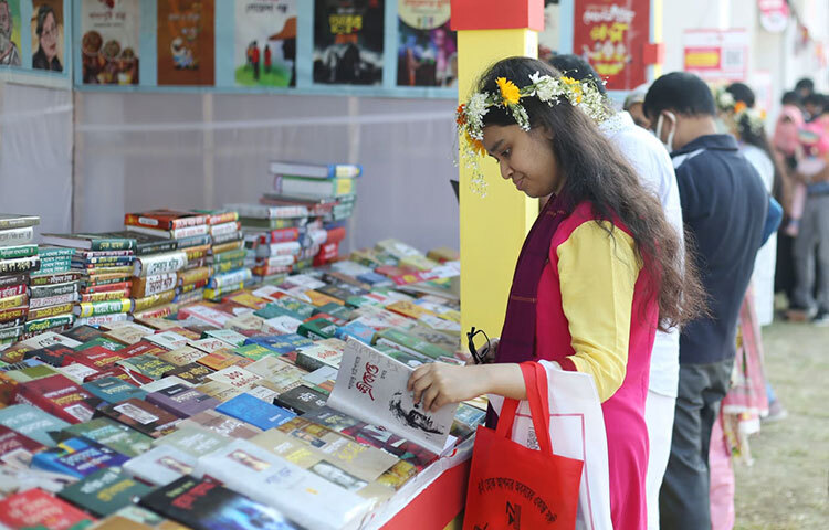 বইয়ের টানে বইমেলায় ছুটে আসছেন পাঠকরা। জানা গেছে, মেলায় প্রতিদিন আসছে নতুন নতুন বই। ছবি: মাহববু আলম