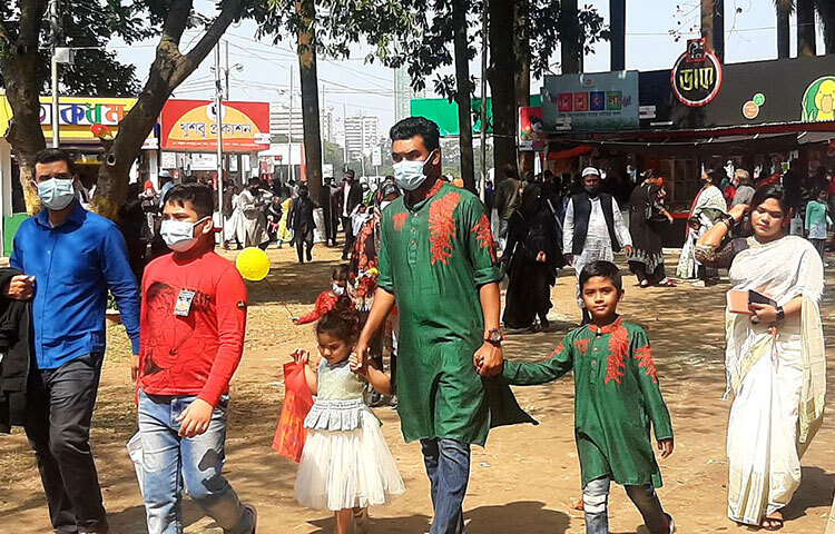 আজ অমর একুশে ফেব্রুয়ারি ও সরকারি ছুটি থাকার কারণে বইমেলায় লোকসমাগম বেশ লক্ষ্য করার মতো। ছবি: মাহবুব আলম