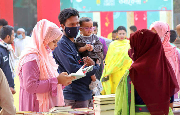 অমর একুশে বইমেলায় পাঠক তাদের পছন্দের বই বাছাই করে কিনছেন। ছবি: মাহবুব আলম