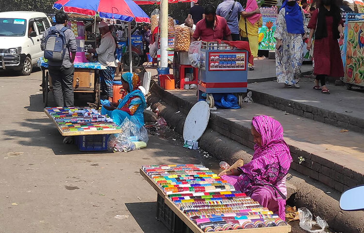 বইমেলাকে কেন্দ্র করে মেলার আশপাশের সড়কের ফুটপাতে রকমারি পণ্যের পসরা নিয়ে বসেছেন বিক্রেতারা। ছবি: মাহবুব আলম