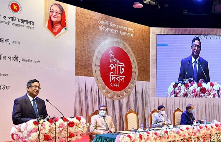 কৃষিমন্ত্রী ও আওয়ামী লীগের প্রেসিডিয়াম সদস্য ড. মো. আব্দুর রাজ্জাক বলেছেন, পাটবীজের জন্য আমরা কোনো দেশের ওপর নির্ভরশীল না থেকে স্বয়ংসম্পূর্ণ হতে চাই। আজ রাজধানীর ওসমানী স্মৃতি মিলনায়তনে জাতীয় পাট দিবসের আলোচনা সভা ও পুরস্কার বিতরণী অনুষ্ঠানে প্রধান অতিথির বক্তব্যে কৃষিমন্ত্রী এসব কথা বলেন। ছবি: মাহবুব আলম