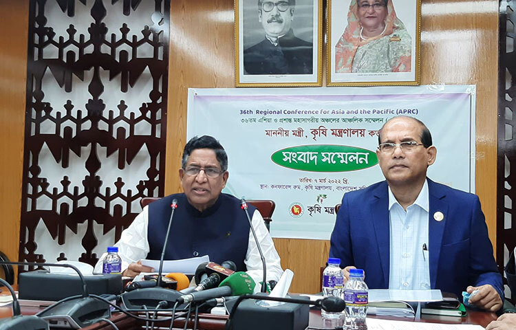 দেশে সারের কোনো ঘাটতি নেই দাবি করে কৃষিমন্ত্রী মো. আব্দুর রাজ্জাক বলেছেন, ‘তবে কোনো কারণে দাম একটু এদিক-সেদিক থাকতে পারে।’ আজ সচিবালয়ে জাতিসংঘের খাদ্য ও কৃষি সংস্থার (এফএও) ৩৬তম এশিয়া-প্যাসিফিক আঞ্চলিক সম্মেলনের বিষয়ে সংবাদ সম্মেলনে এ কথা বলেন কৃষিমন্ত্রী। ছবি: জাগো নিউজ