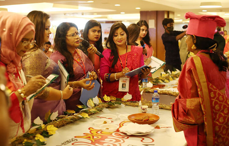 আজ রাজধানীর মহাখালীতে রাওয়া কনভেনশন সেন্টারে সকাল সাড়ে ৯টায় শুরু হয় পিঠা উৎসব। উৎসবে নিবন্ধিত ৬০ জন নারী তাদের নিজ হাতে তৈরি পিঠা নিয়ে অংশগ্রহণ করেছেন। দিনব্যাপী চলবে পিঠা খাওয়া ও সাংস্কৃতিক অনুষ্ঠান। ছবি: মাহবুব আলম