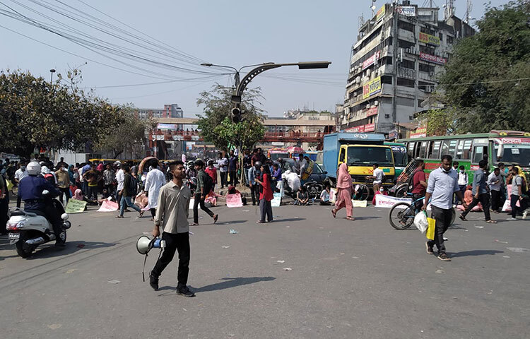 ঢাকা বিশ্ববিদ্যালয় অধিভুক্ত রাজধানীর সাত সরকারি কলেজের স্নাতক (সম্মান) প্রথম বর্ষের ফাঁকা আসনে ভর্তির দাবিতে রাজধানীর নীলক্ষেত মোড় অবরোধ করেছেন অপেক্ষমাণ তালিকায় থাকা ভর্তিচ্ছু শিক্ষার্থীরা। আজ নীলক্ষেত মোড়ে অবস্থান নেন তারা। এর দশ মিনিট পরে পুলিশের হস্তক্ষেপে অবরোধ তুলে নেন শিক্ষার্থীরা। ছবি: মাহববু আলম