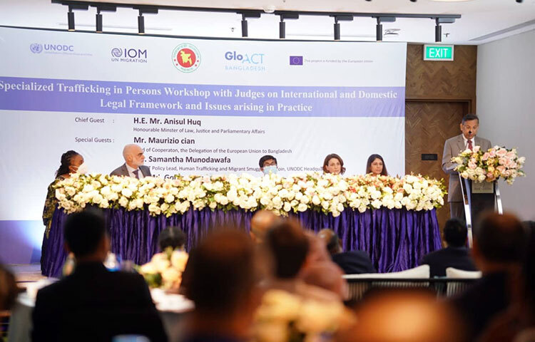 আইন, বিচার ও সংসদবিষয়ক মন্ত্রী আনিসুল হক বলেছেন, মানবপাচার এবং অভিবাসী চোরাচালান কেবল এক প্রতিষ্ঠান বা সংস্থা দ্বারা প্রতিরোধ করা যাবে না। আজ রাজধানীর বনানীর হোটেল শেরাটনে মানবপাচার সম্পর্কিত জাতীয় ও আন্তর্জাতিক আইনি কাঠামো এবং তা অনুশীলনে উদ্ভূত সমস্যা বিষয়ক এক প্রশিক্ষণ কর্মশালায় প্রধান অতিথির বক্তৃতায় এসব কথা বলেন তিনি। ছবি: বিপ্লব দিক্ষিৎ