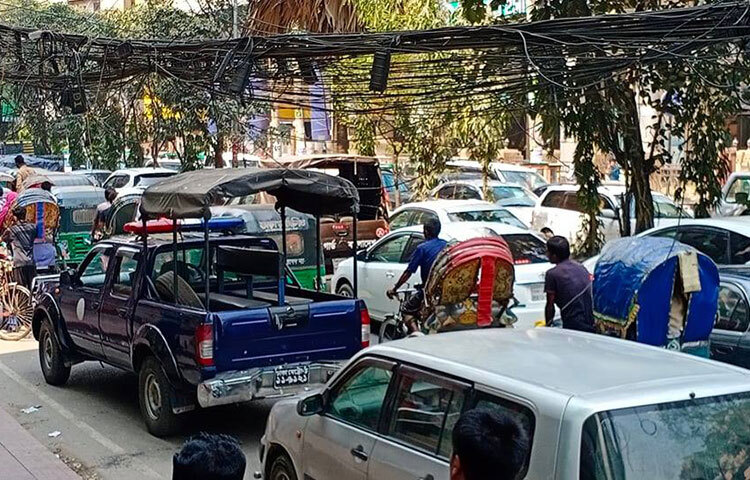 বাড়তি মানুষের চলাচল রাজধানীর সড়ক যেন স্থবির হয়ে আছে। ছবি: মাহবুব আলম