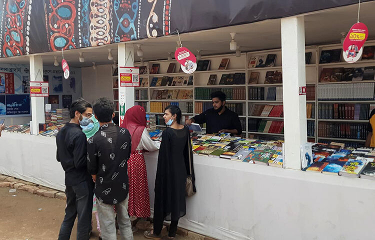 অমর একুশে বইমেলার পর্দা নামছে আজ। আজ রাত ৯টায় শেষ হয়ে যাবে মেলা। মেলা সকাল নয়টা থেকে শুরু হয়েছে। তবে পাঠক-দর্শনার্থীদের সংখ্যা খুবই কম লক্ষ্য করা গেছে। ছবি: বিপ্লব দিক্ষিৎ