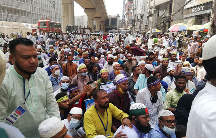 স্বতন্ত্র ইবতেদায়ি মাদরাসাগুলো জাতীয় করণসহ ৮ দফা দাবিতে দ্বিতীয় দিনের মতো অবস্থান ধর্মঘট করছে স্বতন্ত্র ইবতেদায়ি মাদরাসা শিক্ষক ঐক্যজোট। আজ পল্টন এলাকার রাস্তায় অবস্থান নেওয়ার চেষ্টা করলে পুলিশ তাদের বাধা দেয়। পরে তারা জাতীয় প্রেস ক্লাবের সামনে এসে অবস্থান নেয়। ছবি: মাহবুব আলম