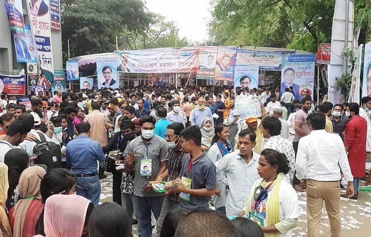 উৎসবমুখর পরিবেশে ঢাকা সাংবাদিক ইউনিয়নের (ডিইউজে) ভোটগ্রহণ সম্পন্ন। রাজধানীর জাতীয় প্রেস ক্লাব অডিটোরিয়ামে সকাল ৯টা থেকে বিকেল ৬টা পর্যন্ত বিরতিহীনভাবে ভোটগ্রহণ চলে। ছবি: বিপ্লব দিক্ষিৎ