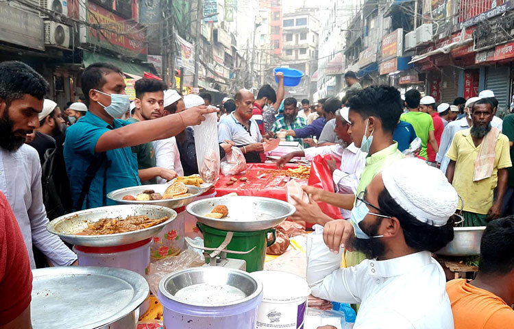 প্রতিবছরের মতো এবারও চকবাজারের ইফতারির সবচেয়ে বড় আকর্ষণ‘বড় বাপের পোলায় খায়, ঠোঙা ভইরা লইয়া যায়’ নামের একটি বিশেষ ইফতারি। এটি কিনতে ক্রেতাদের দীর্ঘ সময় অপেক্ষা করতে দেখা গেছে। ছবি: মাহবুব আলম