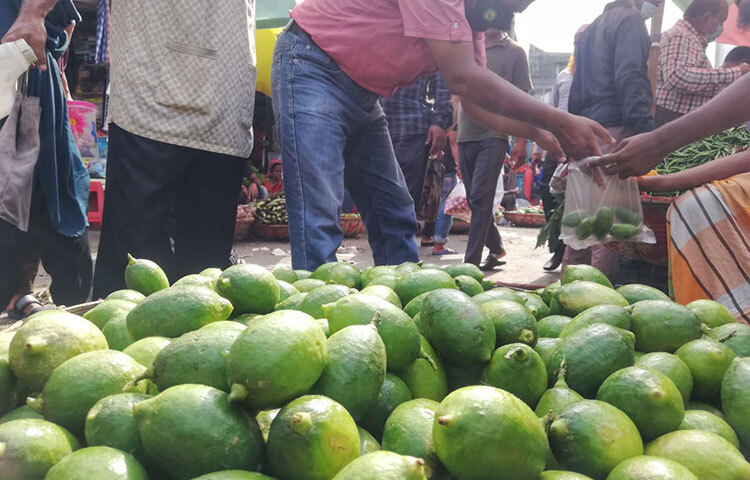 ইফতারের শরবতের জন্য লেবু কিনছেন এক ক্রেতা। ছবি: মাহবুব আলম