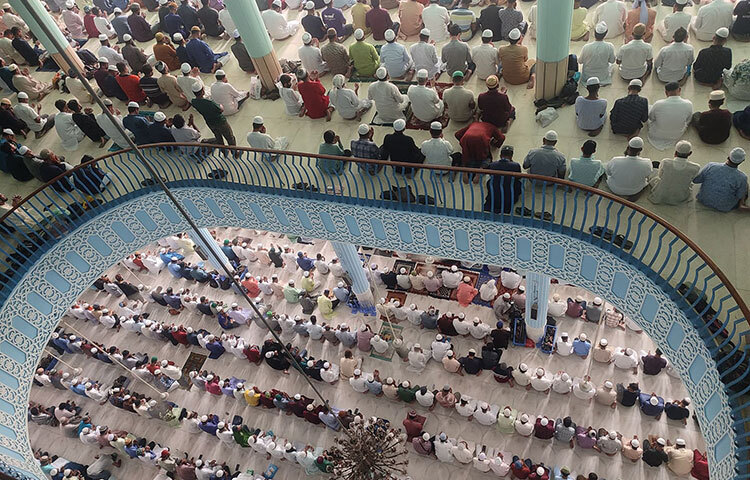 নামাজ শেষে দীর্ঘ মোনাজাতে জাতির রোগ মুক্তি ও মুসলিম দেশগুলোতে শান্তির জন্য দোয়া করেন মসজিদের খতিব মুফতি রুহুল আমিন। এসময় বঙ্গবন্ধু ও তার পরিবারসহ যারা মৃত্যুবরণ করেছেন তাদের আত্মার মাগফিরাত কামনা করা হয়। ছবি: বিপ্লব দিক্ষিৎ
