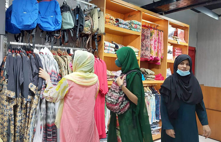 রাজধানীর বিভিন্ন মার্কেটে গিয়ে দেখা গেছে ঈদের শপিং করতে ক্রেতারা ভিড় করছেন। নিজেদের পছন্দের পোশাক বাছাই করছেন নারী ক্রেতারা। ছবি: মাহবুব আলম