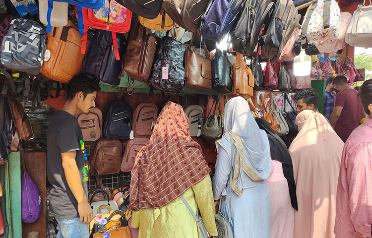 ঢাকা কলেজ শিক্ষার্থীদের সঙ্গে সংঘর্ষের ঘটনায় উত্তপ্ত পরিস্থিতিতে টানা দুদিন বন্ধ থাকার পর খুলেছে রাজধানীর নিউমার্কেটের বেশিরভাগ দোকানপাট। ব্যবসায়ীরা বলছেন, স্বস্তি ফিরতে শুরু করেছে বেচাকেনায়। ছবি: মাহবুব আলম