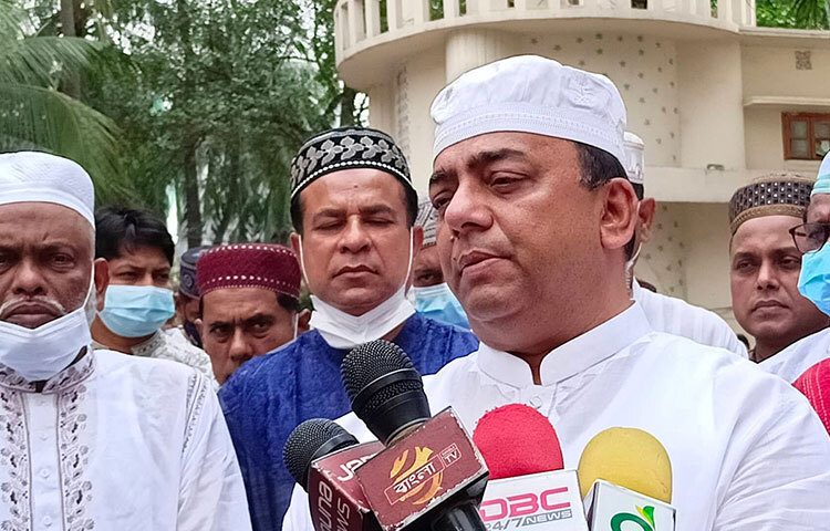 পুলিশ ক্লুলেস ঘটনা খুঁজে বের করে এবং রহস্য উন্মোচন করে জানিয়ে পুলিশের মহাপরিদর্শক ড. বেনজীর আহমেদ বলেছেন, নিউমার্কেটের সংঘর্ষের ঘটনাতো সবার সামনে ঘটেছে। আজ দুপুরে রাজারবাগে বাংলাদেশ পুলিশ কেন্দ্রীয় জামে মসজিদ পুলিশের বার্ষিক আজান, কেরাত ও রচনা প্রতিযোগিতার পুরস্কার বিতরণ শেষে তিনি এ কথা বলেন। ছবি: বিপ্লব দিক্ষিৎ