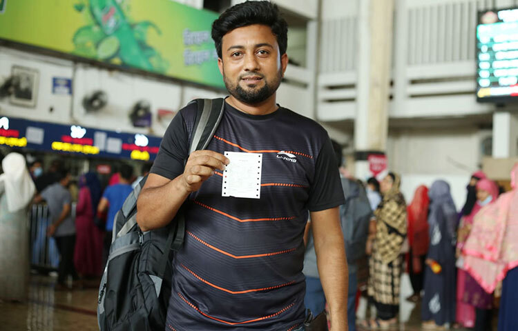 ঈদে বাড়ি যাওয়ার টিকিট হাতে পেয়ে বেশ আনন্দিত এই যাত্রী। ছবি: মাহবুব আলম