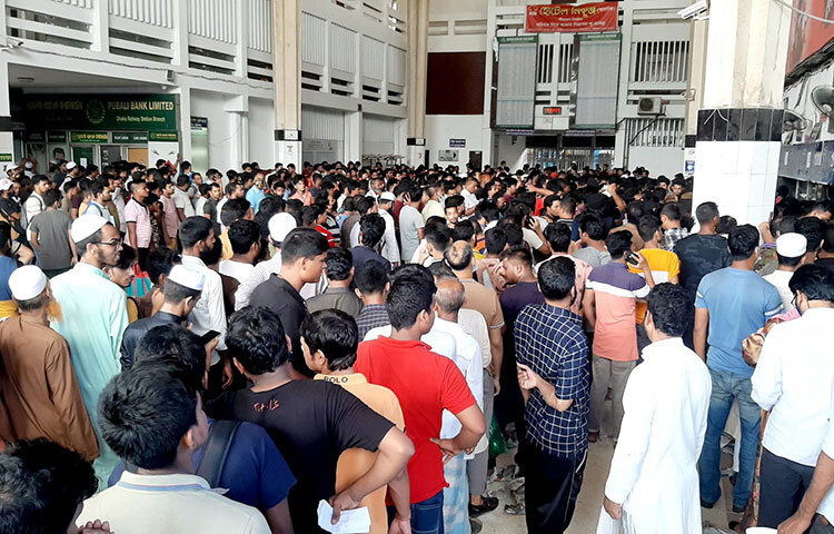 ঈদে বাড়ি ফিরতে টিকিট সংগ্রহ করতে আজও হাজারো মানুষের ভিড় দেখা গেছে রাজধানীর কমলাপুর রেলওয়ে স্টেশনে। ছবি: বিপ্লব দিক্ষিৎ