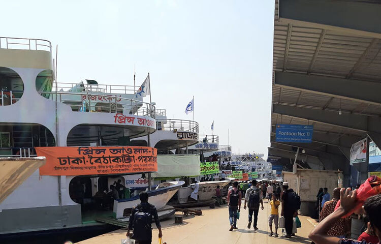 আজ রাজধানীর সদরঘাটে ঈদে ঘরমুখো যাত্রীদের তেমন ভিড় নেই। ছবি: জাগো নিউজ