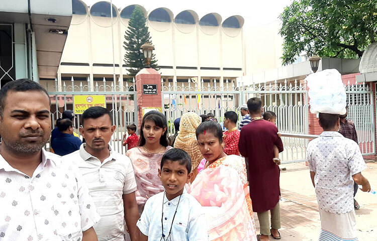 জাতীয় জাদুঘর বন্ধ। ঈদের ছুটিতে দূর-দূরান্ত থেকে ভ্রমণে এসে ফিরে যাচ্ছেন দর্শনার্থীরা। ছবি: বিপ্লব দিক্ষিৎ