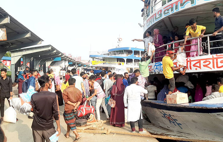 দেশের দক্ষিণাঞ্চলের মানুষ ঈদ উদযাপন শেষে ঢাকায় ফিরছেন। আজ সকালে রাজধানীর সদরঘাটে গিয়ে এমন দৃশ্য দেখা যায়। ছবি: বিপ্লব দিক্ষিৎ
