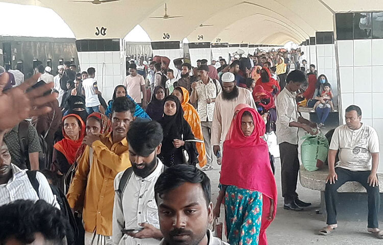 ঈদ উদযাপন শেষে কর্মজীবী আজও ঢাকা আসছে। রাজধানীর কমালপুর রেল স্টেশনে আজ সকালে গিয়ে এমন দৃশ্য দেখা যায়। ছবি: বিপ্লব দিক্ষিৎ