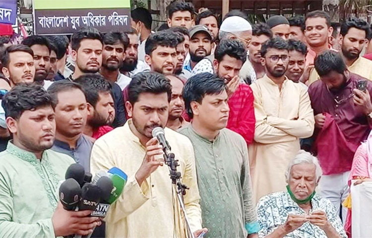 সরকারি দলের নেতাকর্মীদের উদ্দেশ্য করে ডাকসুর সাবেক ভিপি ও গণঅধিকার পরিষদ নেতা নুরুল হক নুর বলেছেন, জনগণ রাস্তায় নামলে, আপনাদের অবস্থাও শ্রীলঙ্কার মতো হবে। আজ জাতীয় প্রেস ক্লাবের সামনে ভোজ্যতেল ও নিত্যপণ্যের দাম বৃদ্ধির প্রতিবাদে গণঅধিকার পরিষদের বিক্ষোভ সমাবেশে তিনি এসব কথা বলেন। ছবি: জাগো নিউজ