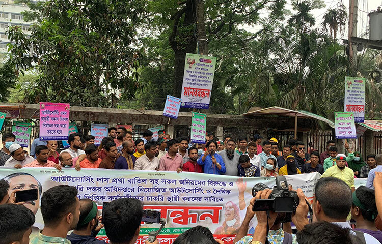 মানববন্ধনে বক্তারা বলেন, দীর্ঘদিন নানা বৈষম্যের শিকার হয়ে আজ আমরা একত্রিত হয়েছি। ডিজিটাল বাংলাদেশে দাস প্রথায় মানব বেচাকেনা- ইতিহাসের ঘৃণ্য এ প্রথা বন্ধ করতে হবে। ছবি: বিপ্লব দিক্ষিৎ