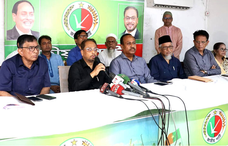 আগামী নির্বাচনে জাতীয় পার্টি কোন জোটে যাবে, নির্বাচনের আগে পরিস্থিতি ও সাধারণ মানুষের প্রত্যাশা বুঝে সে সিদ্ধান্ত নেওয়া হবে বলে মন্তব্য করেছেন দলটির চেয়ারম্যান ও বিরোধীদলীয় উপনেতা গোলাম মোহাম্মদ (জিএম) কাদের। আজ জাপা চেয়ারম্যানের বনানী কার্যালয় মিলনায়তনে একদল নারী উদ্যোক্তার জাপায় যোগদান অনুষ্ঠানে সাংবাদিকদের এক প্রশ্নের জবাবে তিনি এসব কথা বলেন। ছবি: বিপ্লব দিক্ষিৎ