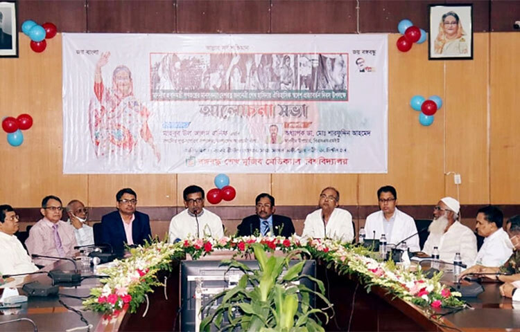 আওয়ামী লীগের যুগ্ম সাধারণ সম্পাদক মাহবুব উল আলম হানিফ বলেছেন, বিএনপি-জামায়াত বাংলাদেশকে বর্তমান শ্রীলঙ্কার অবস্থায় দেখতে চায়। আজ দুপুরে ‘শেখ হাসিনার ৪২তম স্বদেশ প্রত্যাবর্তন দিবস’ উপলক্ষে বঙ্গবন্ধু শেখ মুজিব মেডিকেল বিশ্ববিদ্যালয় আয়োজিত আলোচনা সভায় প্রধান অতিথির বক্তব্যে তিনি এসব কথা বলেন। ছবি: মাহবুব আলম