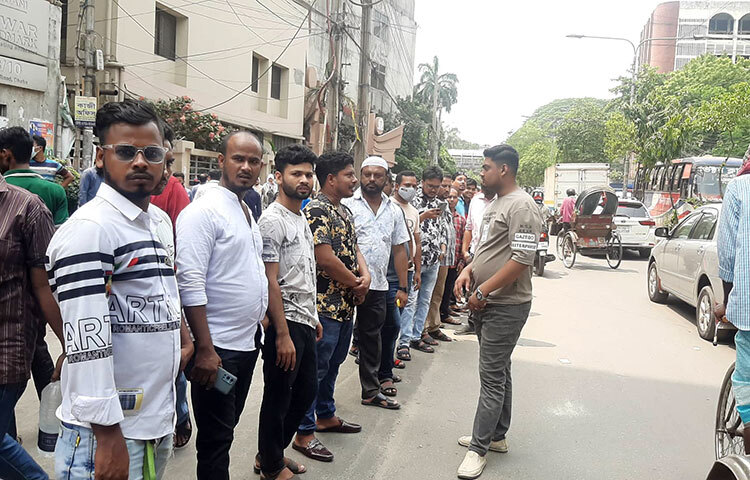 ঢাকা মহানগর দক্ষিণ যুবলীগের বহিষ্কৃত সভাপতি ইসমাইল হোসেন চৌধুরী সম্রাটের আত্মসমর্পণকে কেন্দ্র করে আদালতপাড়ায় ভিড় করে হাজারো নেতাকর্মী। তার আত্মসমর্পণকে কেন্দ্র করে আজ সকাল থেকে মহানগর দায়রা জজ আদালতের সামনে জড়ো হন নেতাকর্মীরা। ছবি: বিপ্লব দিক্ষিৎ