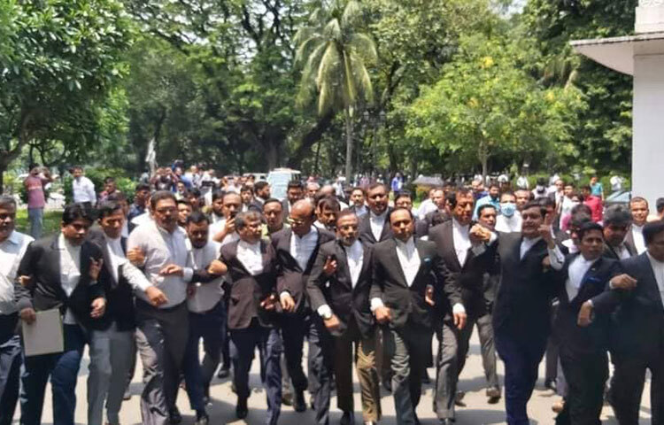 আদালত এলাকায় ছাত্রদলের ওপর ছাত্রলীগের হামলার প্রতিবাদে সুপ্রিম কোর্ট প্রাঙ্গণে তাৎক্ষণিক মিছিল বের করেন জাতীয়তাবাদী আইনজীবী ফোরাম সুপ্রিম কোর্ট ইউনিট ও কেন্দ্রীয় সংগঠনের নেতা এবং আইনজীবীরা। এসময় হামলার প্রতিবাদে ‘সুপ্রিম কোর্টে হামলা কেন’সহ বিভিন্ন স্লোগান দেন বিএনপিপন্থি আইনজীবীরা। ছবি: জাগো নিউজ