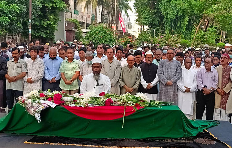 বিকেল ৪টায় জাতীয় প্রেস ক্লাবেও দেশবরেণ্য সাংবাদিক, কলাম লেখক ও গীতিকার আবদুল গাফ্‌ফার চৌধুরীর জানাজা অনুষ্ঠিত হয়। ছবি: বিপ্লব দিক্ষিৎ