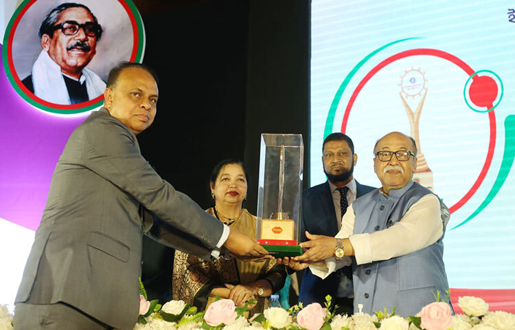 কারখানায় উৎপাদনশীলতা বাড়ানো এবং গুণগত মানসম্পন্ন পণ্য তৈরির স্বীকৃতিস্বরূপ ন্যাশনাল প্রোডাক্টিভিটি অ্যান্ড কোয়ালিটি এক্সিলেন্স অ্যাওয়ার্ড-২০২০ পেয়েছে প্রাণ গ্রুপের দুই সহযোগী প্রতিষ্ঠান হবিগঞ্জ এগ্রো লিমিটেড ও সিলভান টেকনোলোজিস লিমিটেড। আজ রাজধানীর একটি হোটেলে শিল্পমন্ত্রী নূরুল মজিদ মাহমুদ হুমায়ূনে কাছ থেকে এ পুরস্কার গ্রহণ করেন হবিগঞ্জ এগ্রো’র পক্ষে প্রাণ গ্রুপের ব্যবস্থাপনা পরিচালক ইলিয়াছ মৃধা এবং সিলভান টেকনোলোজিসের পক্ষে প্রধান পরিচালন কর্মকর্তা ইঞ্জিনিয়ার মোস্তাফিজুর রহমান। ছবি: জাগো নিউজ